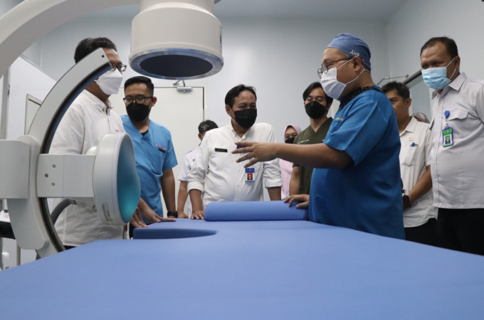 LAYANAN PRIMA: Direktur RSUD dr Iskak Tulungagung, dr Supriyanto Dharmoredjo, SpB FINACS meninjau fasilitas terbaru di rumah sakit pelat merah ini.