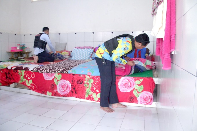 KUDU STERIL: Petugas Lapas Tulungagung sedang memeriksa tempat tidur narapidana.