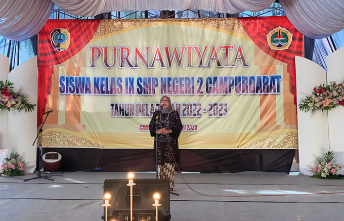 BANGGA : Raut bahagia nampak pada wajah wisudawan wisudawati saat bersalaman dengan Kepala SMPN 2 Campurdarat (Foto : SMPN 2 CAMPURDARAT UNTUK RADAR TULUNGAGUNG)