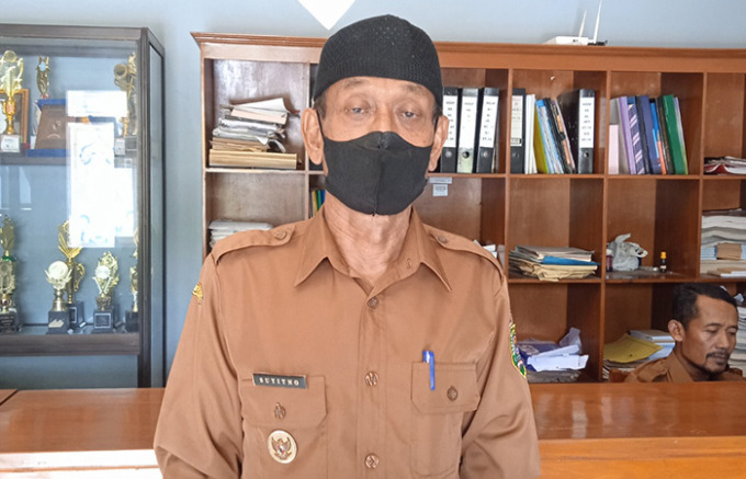 SINERGI: Kades Jati, Trihadi saat berada diruang pelayanan desanya.