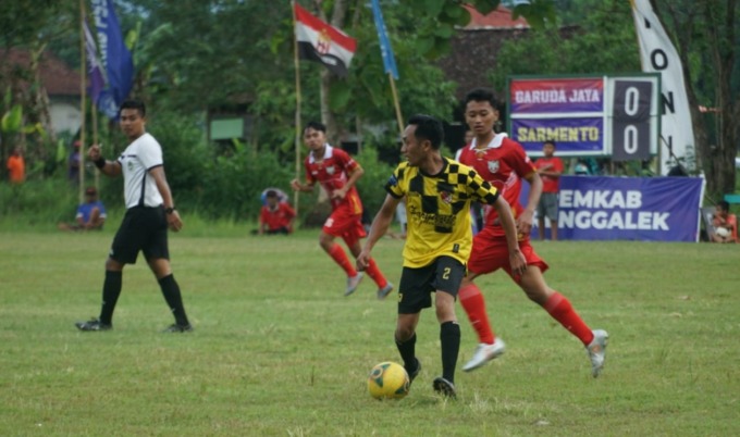 MASIH ADA: Pemain Sarmento FC (kuning-hitam) berjibaku menghadapi gempuran dari pemain Garuda Jaya. (foto: Zaki Jazai)
