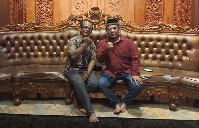 JALIN KOMUNIKASI: Perwakilan Radar Tulungagung Rinto Wahyu Hidayat bersama Jatmiko Dwijo Seputro (kanan). (TIM JATMIKO DWIJO SEPUTRO UNTUK RATU).