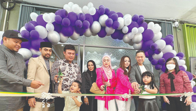 DIBUKA: Prosesi potong pita peresmian Zulianda Beauty di Desa Ringinanom, Kecamatan Udanawu, Kabupaten Blitar.