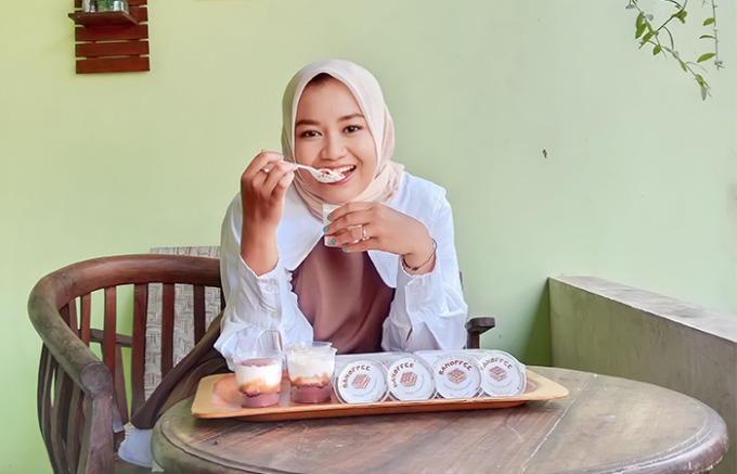 ANIS: Banoffe Tulungagung dessert yang bisa mengembalikan mood menjadi lebih baik. (FOTO : TEGUH PRASETYO / RADAR TULUNGAGUNG)