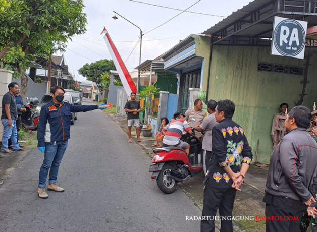 DI SINI: Polisi menunjukkan lokasi penemuan mayat bayi di kos ilegal di Jalan Batam, Kelurahan Karangtengah, Kecamatan Sananwetan. (POLRES BLITAR KOTA UNTUK RADAR BLITAR)