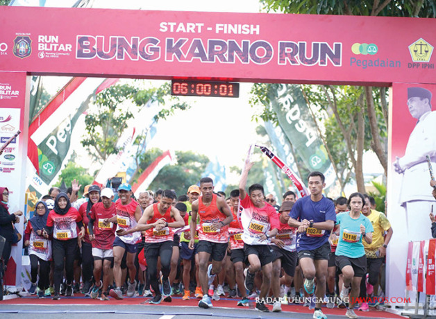 MERIAH: Para peserta antusias berlari dari start Istana Gebang pada Bung Karno Run 2022 lalu. (DOKUMEN RUN BLITAR)