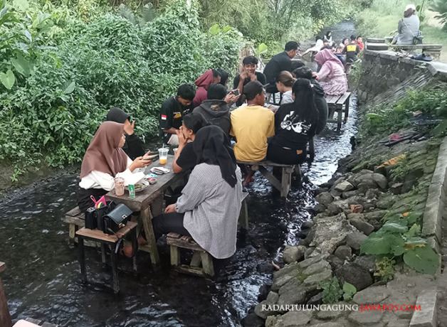 SEJUK: Beberapa orang menikmati kesegaran dengan sensasi alam. (TITANIA NOOR SHOLEHA/RADAR BLITAR)