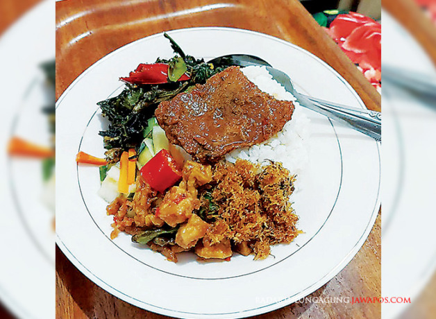 LEZAT: Seporsi nasi campur khas Es Mini terdiri atas beragam lauk. (AGUSTINA FOR RADAR BLITAR)