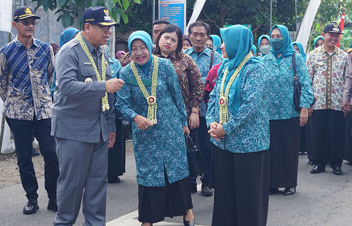 SEMOGA TERCAPAI: Dari kiri, Sekda Kabupaten Tulungagung Sukaji, Bupati Maryoto Birowo, Ketua TP PKK Kabupaten Tulungagung Siyuk Maryoto Birowo, dan tim penilai lomba Pembinaan Terpadu PKK Sehat Lestari Berencana tingkat Provinsi Jatim, kemarin (11/5). (Fo
