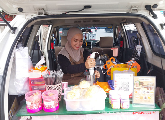 PANTANG MENYERAH: Destyani Hari Pretyastutik membuat beragam menu minuman berbahan cokelat. (HABIB/ RADAR BLITAR)