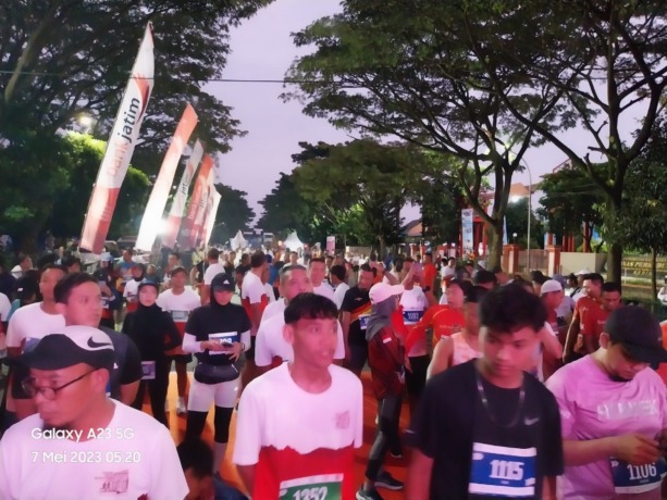 MERIAH: Ribuan peserta bersemangat menuju garis finishi Kediri Half Marathon pada Minggu (7/5).