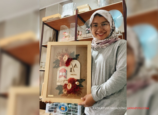 KREATIF: Reni Febriana menunjukkan salah satu mahar akrilik buatannya. (TITANIA NOOR SHOLEHA/RADAR BLITAR)