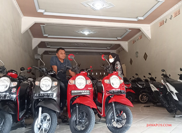 SEPI: Pedagang motor bekas menjelaskan kondisi kendaraan kepada calon pembeli di salah satu showroom, kemarin (16/5). (TITANIA NOOR SHOLEHA/RADAR BLITAR)