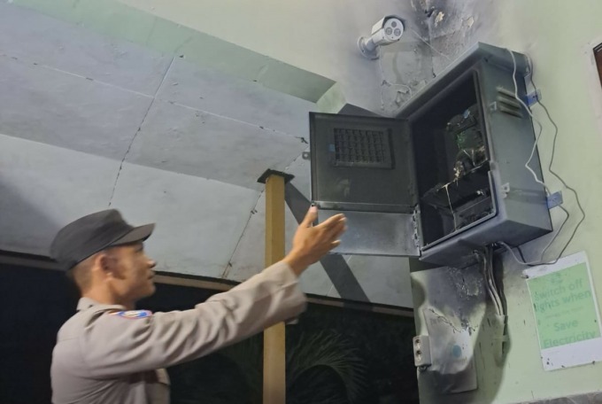 GOSONG: Polisi mengecek panel listrik di SMAK Santo Thomas Aquino yang terbakar dan memercikkan api. (foto: Fajar Rahmad)
