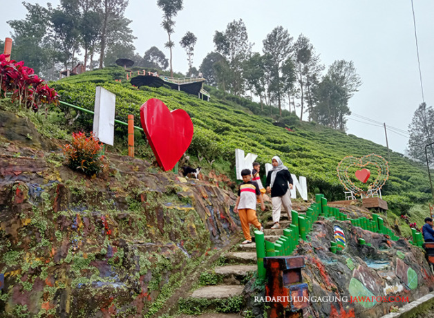LIBURAN: Beberapa pengunjung menikmati salah satu spot di Sirah Kencong kemarin (7/5). Cuaca yang tidak menentu berdampak pada kunjungan wisata. (TITANIA NOOR SHOLEHA/RADAR BLITAR)