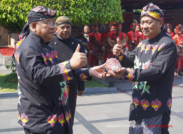 SINERGI: Ketua DPRD Kota Blitar dr Syahrul Alim (kanan) menerima hasil bumi Gunungan Lima secara simbolis dari Wali Kota Blitar Santoso, kemarin (1/6). (JOKO/DISKOMINFOTIK KOTA BLITAR UNTUK RADAR BLITAR)