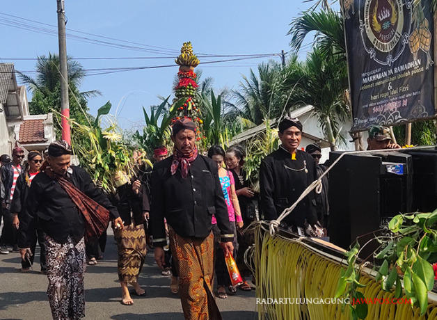 LESTARIKAN BUDAYA: Suasana sedekah bumi Desa Balerejo. Gunungan hasil bumi diarak menuju tempat ritual. (NIZAM/ RADAR BLITAR)