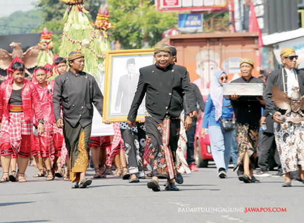 TRADISI: Bedhol Pusaka dan Gunungan Lima dikirab menuju MBK. (MOCHAMMAD SUBCHAN ABDULLAH/RADAR BLITAR)