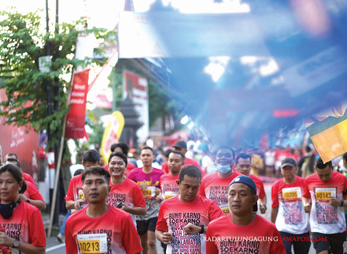 MAGNET PELARI: Para peserta Bung Karno Run 2022 lalu. Hari ini jadwal pengambilan race pack dan taperingrun. (SUHERI UNTUK RADAR BLITAR)
