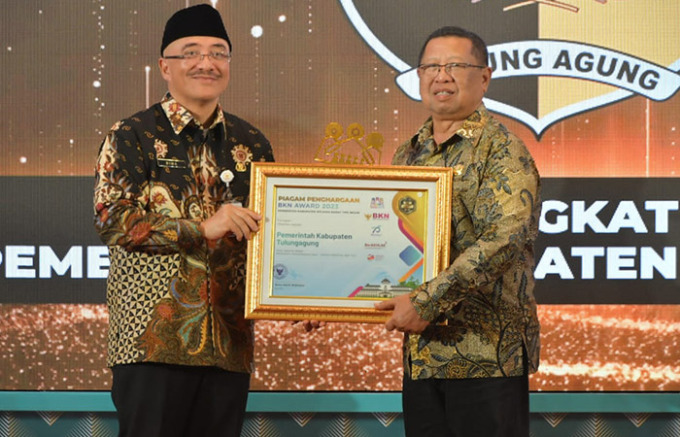 HEBAT: Bupati Tulungagung Maryoto Birowo (kanan) menerima piagam penghargaan dari Kepala BKN Bima Haria Wibisana (kiri), di Hotel Bumi Surabaya City Resort, Surabaya, kemarin (8/6)