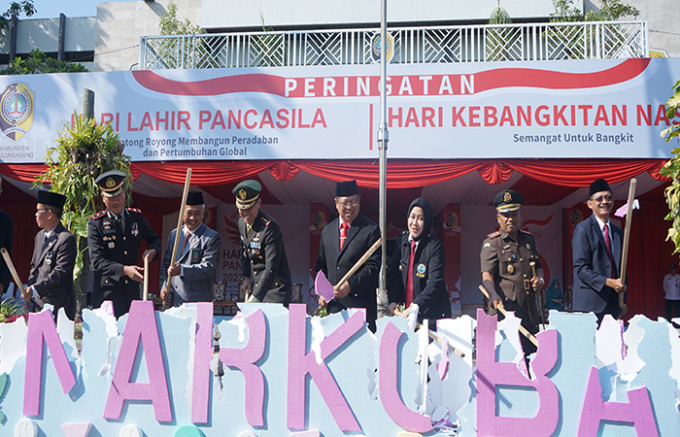 SINERGI: Bupati Tulungagung Maryoto Birowo menghancurkan tulisan narkoba sebagai simbol anti-narkoba, usai upacara peringatan Hari Pancasila, kemarin (1/6). (foto: Satria Cahyono/Radar Tulungagung)