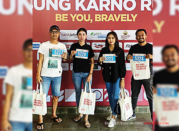 ANTUSIAS: Para peserta Bung Karno Run 2023 usai mengambil perlengkapan untuk mulai berlomba hari ini. (PANITIA BUNG KARNO RUN UNTUK RADAR BLITAR)