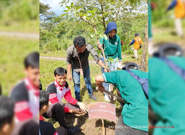 REBOISASI: Pelajar diajak untuk menanam pohon di lahan yang terdampak alih fungsi lahan beberapa waktu. (DLH KABUPATEN BLITAR UNTUK RADAR BLITAR)