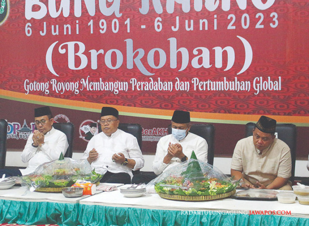 KHUSYUK: Wali Kota Blitar Santoso (tiga dari kiri) berdoa bersama jajaran forkompimda dalam brokohan di Istana Gebang, kemarin malam. (MOCHAMMAD SUBCHAN ABDULLAH/RADAR BLITAR)
