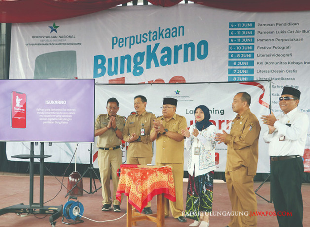 INOVATIF: Kepala UPT Perpustakaan Proklamator Bung Karno Nurny Syam (tiga dari kanan), Wali Kota Blitar Santoso (tiga dari kiri), foto bersama saat launching iSukarno, kemarin (6/6). (BUDIONO/RADAR BLITAR)