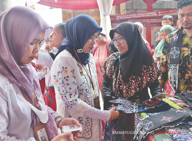 TINGKATKAN PEREKONOMIAN: Kepala UPT Perpustakaan Proklamator Bung Karno Nurny Syam meninjau stand expo dan pameran. (BUDIONO/ RADAR BLITAR)