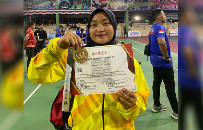 HEBAT: Berlian Anggun Sevtia Dini mendapatkan medali emas pada kejuaraan terbuka pencak silat Piala Kasad 2023.(FOTO : BERLIAN ANGGUN SEVTIA DINI UNTUK RADAR TULUNGAGUNG)
