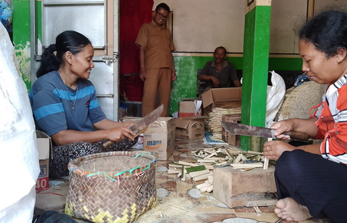 KAYA BAMBU: Usaha produksi aneka tusuk bambu menjadi potensi andalan Desa Nglutung.