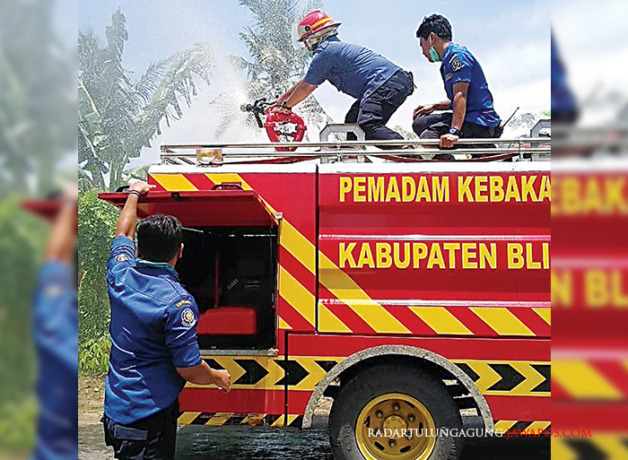 TERKENDALA: Petugas damkar merawat perlengkapan pemadam kebakaran agar tetap beroperasi secara prima. (Damkar Kabupaten Blitar untuk Radar Blitar)
