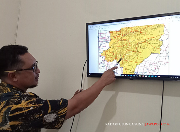 INI LHOO: Pegawai Dinas PUPR Kabupaten Blitar menunjukkan Ruas Jalan Kabupaten yang berAlih Status. (TITANIA NOOR SHOLEHA/RADAR BLITAR)