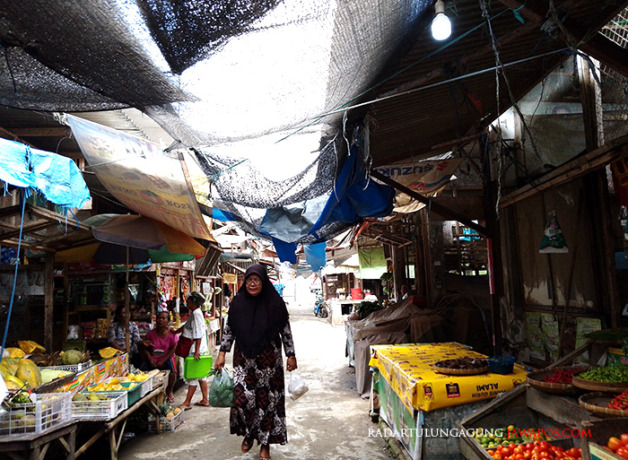 BUTUH PERBAIKAN: Sejumlah pedagang di Pasar Legi menggunakan paranet sebagai atap. Saat hujan, air tetap membuat dagangan basah. (JIHAN WAHIDA RAHMA SALSABILA/RADAR BLITAR)