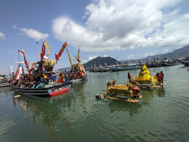 MERIAH: Dua perahu menarik sesaji ke tengah laut Teluk Prigi pada Larung Sembonyo yang dihelat tahun ini. (foto: HSA Purna Putra)