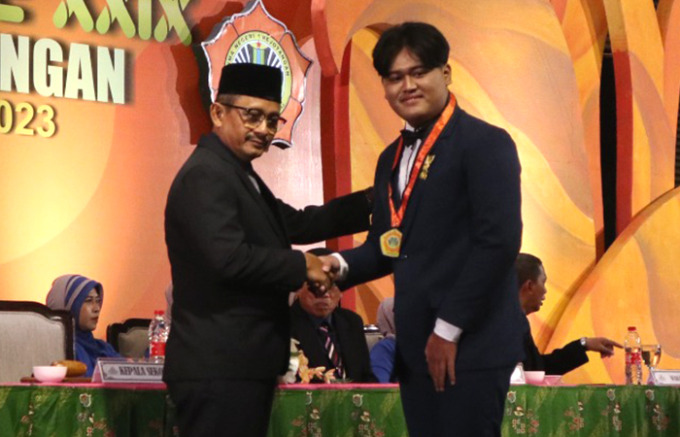SEMOGA SUKSES: Prosesi serah terima secara simbolis kepala sekolah kepada para wisudawan-wisudawati.