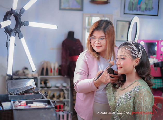 SESUAI TEMA : Hasil riasan look ala Barbie yang cantik nan menawan oleh Intan Charin MUA. (INTAN CHARIN MUA UNTUK RADAR TULUNGAGUNG)