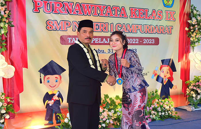 Selamat : Kepala SMPN 1 Campurdarat memberi ucapan bangga kepada wisudawan wisuda saat sesi bersalaman (Foto : NANIK HIDAYAH / RADAR TULUNGAGUNG)