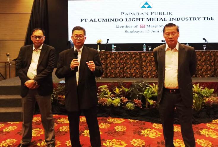 KONSERVATIF: Dari kiri; Wibowo Suryadinata, Cahyadi Salim dan Welly Muliawan menjelaskan kondisi pasar global dan domestik yang melambat sehingga INAI dan ALMI bersikap konservatif. (M AFIQ/RADAR)