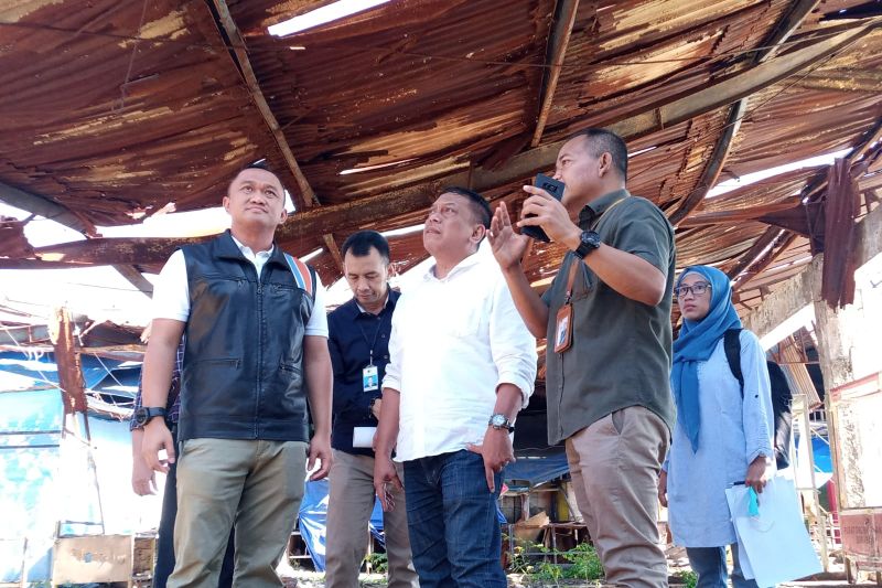 Wakil Ketua Komisi C DPRD Surabaya Anas Karno dan Dirut PD Pasar Agus Priyo saat melakukan inspeksi di salah satu pasar tradisional di Kota Surabaya belum lama ini. (ANTARA/HO-DPRD Surabaya)