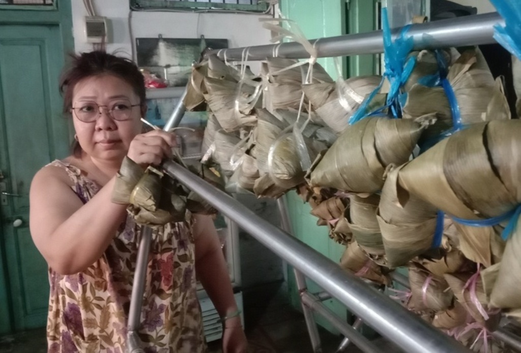 GENERASI KEDUA: Wiwik dan bakcang buatannya yang telah matang. Backang di Jalan Peneleh sudah dikenal sebagai salah satu kuliner khas Tionghoa di Surabaya.