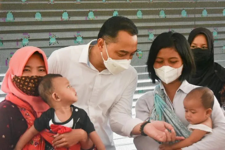 Wali Kota Surabaya Eri Cahaydi saat menyapa peserta lomba Surabaya Emas dalam rangka peringatan Hari Gizi Nasional di Halaman Taman Surya, Surabaya, Rabu (26/1/2022). (ANTARA/HO-Diskominfo Surabaya.)