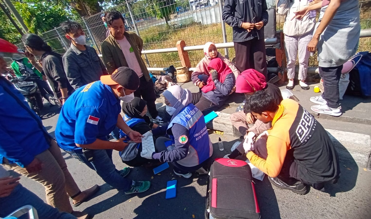 LAKA TUNGGAL: Petugas mengevakuasi korban kecelakaan Salsabilah dan Fatimah di Jalan Gunungsari, Minggu (18/6). (IST)