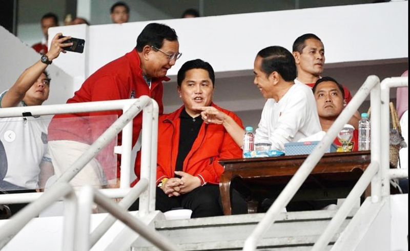 Presiden Jokowi berbincang bersama Ketum PSSI yang juga Menteri BUMN Erick Thohir dan Menteri Pertahanan Prabowo Subianto saat nobar pertandingan Timnas Indonesia vs Argentina di Stadion GBK. (IST)