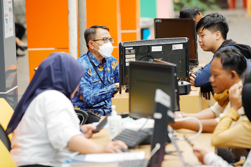 CARI INFO: Sejumlah calon wali murid berkonsultasi terkait PPDB di kantor Dinas Pendidikan Surabaya, Senin (19/6). (SURYANTO/RADAR SURABAYA)