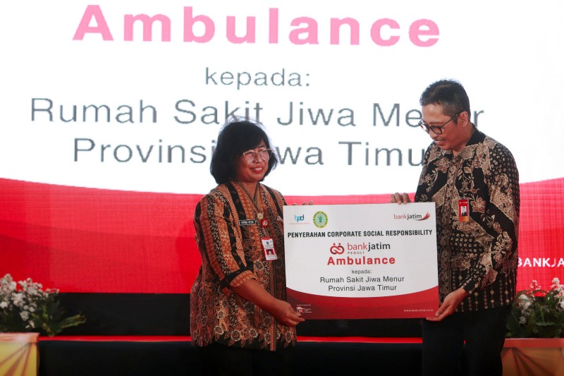 DUKUNGAN: Direktur Utama RSJ Menur Drg. Vitria Dewi, M.Si saat menerima CSR ambulans dari Bank Jatim. (ANDY SATRIA/RADAR SURABAYA)