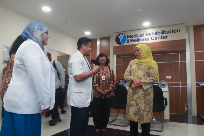 KIAN LENGKAP: Gubernur Khofifah (kanan) bersama Dirut RSJ Menur Drg. Vitria Dewi, M.Si (dua dari kanan) saat meninjau fasilitas di Gedung Prof Dr. dr. R Moeljono Notosoedirdjo, MPH., Sp.KJ  RSJ Menur.