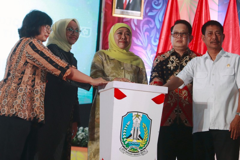 SEREMONIAL: Gubernur Khofifah Indar Parawansa (tiga dari kiri) bersama Dirut RSJ Menur Drg. Vitria Dewi, M.Si (paling kiri) saat peresmian Gedung Prof Dr. dr. R Moeljono Notosoedirjo. (ANDY SATRIA)