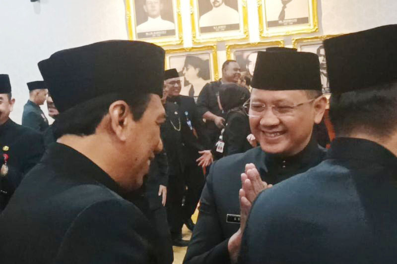 PJ Wali Kota Batu Aries Agung Paewai menerima ucapan selamat dari rekan-rekanya usai dilantik menjadi Kepala Dinas Pendidikan Pemprov Jatim di Gedung Negara Grahadi Surabaya, Selasa malam (20/6/2023).